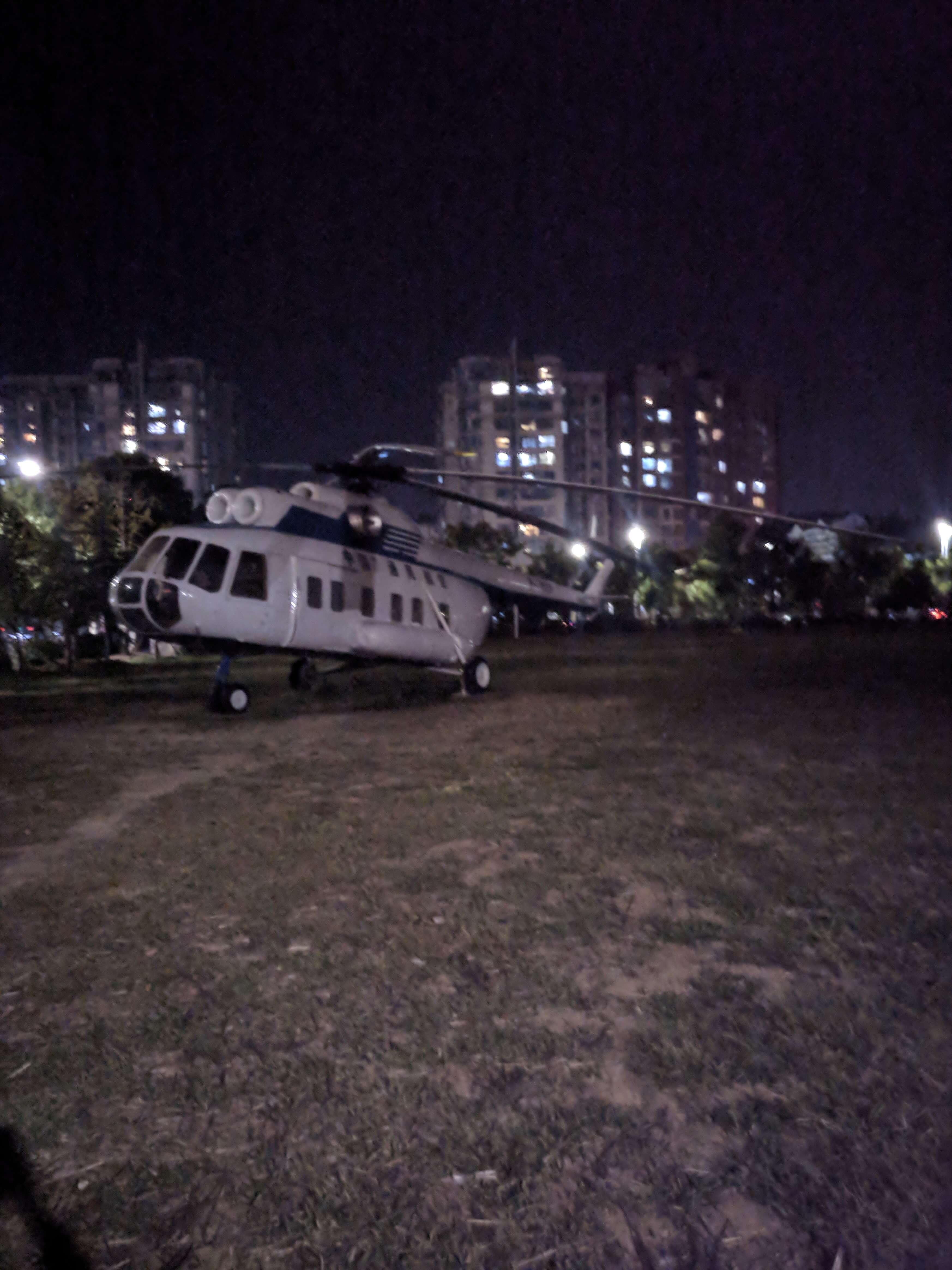 黑夜中的直升机